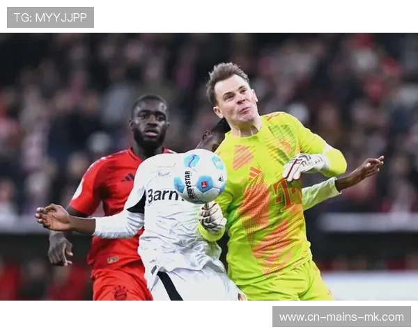 拜仁失魂！诺伊尔超级失误送礼